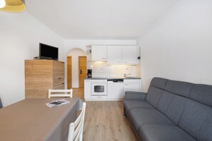 Una televisión, una mesa de tenis de mesa