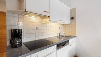 Réfrigérateur, four, plaque de cuisson, lave-vaisselle