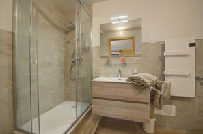 Douche, sèche-cheveux, serviettes fournies