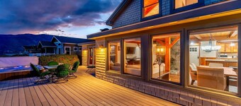 Cozy Wapato Point Escape + Hot Tub!  Lake views, beach and resort access