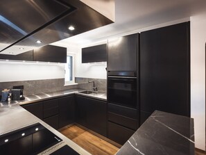 Réfrigérateur, four à micro-ondes, un four, surface de cuisson