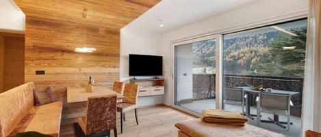 Een televisie en een open haard