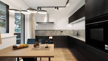 KĂŒhlschrank, Mikrowelle, Ofen, Herdplatte