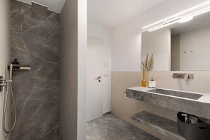 Dusche, Haartrockner, Handtücher