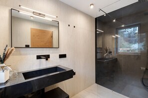 Dusch, hårtork och handdukar