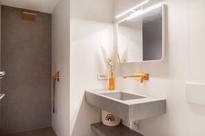 Shower, hair dryer, towels - Apartment 'Paradeis Apartments A17' with Mountain View, Balcony and Wi-Fi (Mühlbach)