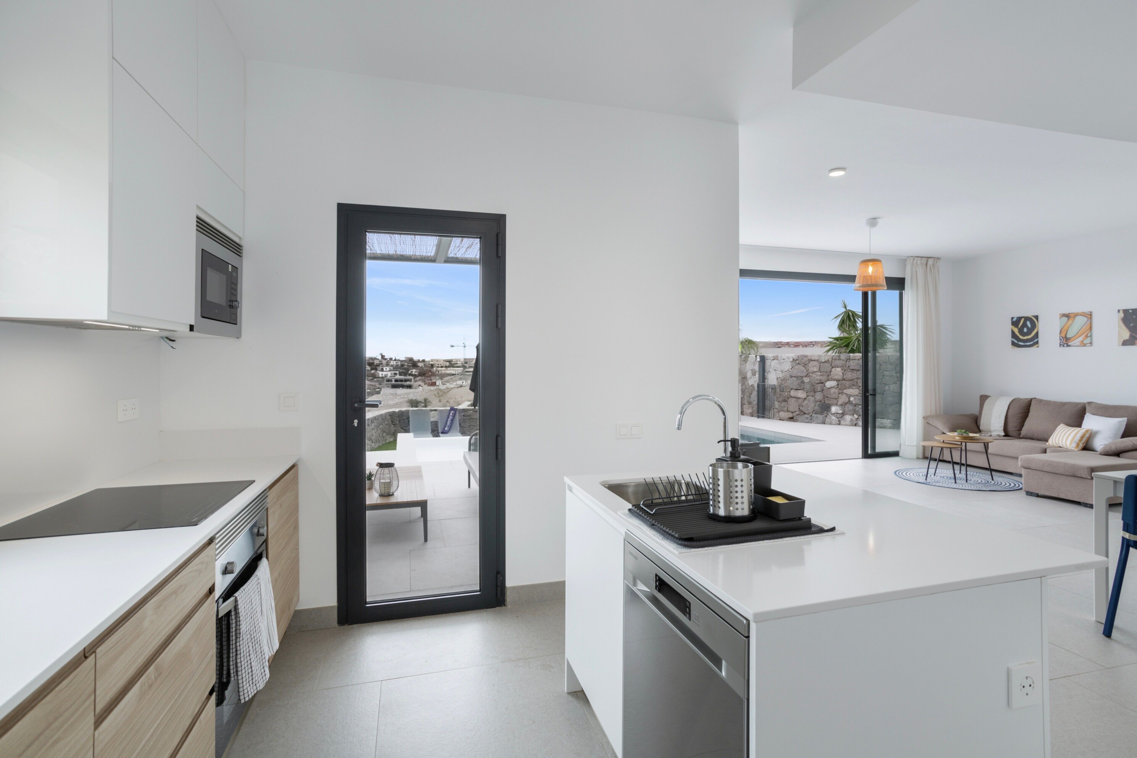 Jääkaappi, mikroaaltouuni, uuni, astianpesukone