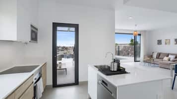 Jääkaappi, mikroaaltouuni, uuni, astianpesukone