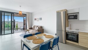 Una cocina moderna equipada con refrigerador, microondas y horno.