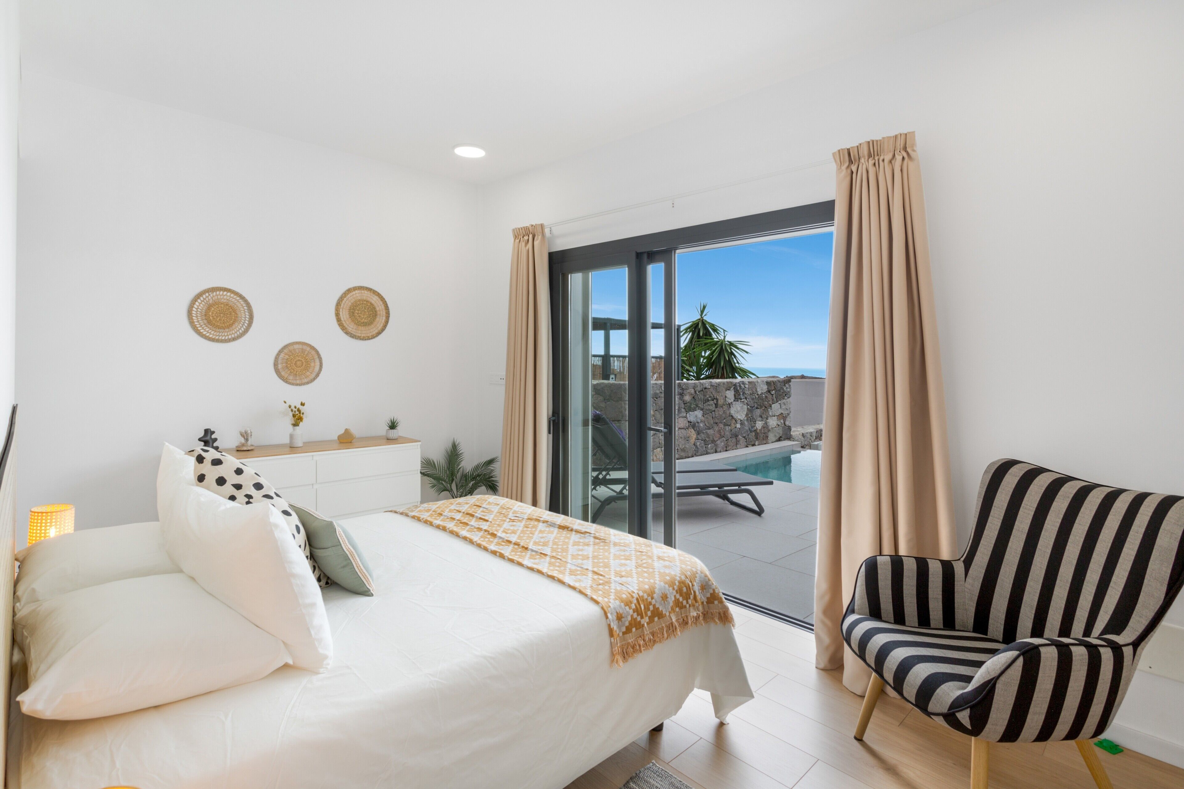 2 室のベッドルーム、アイロン / アイロン台、WiFi (無料)、ベッドシーツ