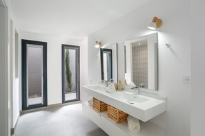 Een douche, een haardroger, handdoeken