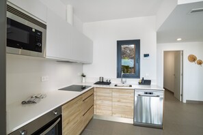 Jääkaappi, mikroaaltouuni, uuni, liesi