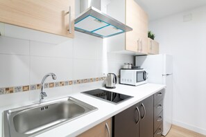 Kjøleskap, mikrobølgeovn, kjøkkenutstyr og krydder