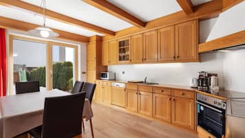 Kylskåp, mikrovågsugn, ugn och spishäll