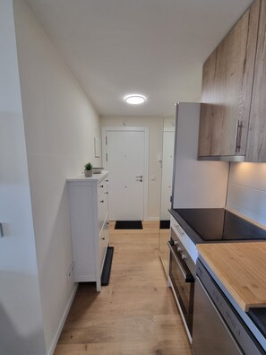 Kylskåp, mikrovågsugn, ugn och spishäll