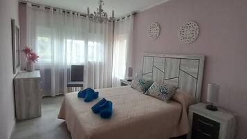4 bedrooms, iron/ironing board, free WiFi