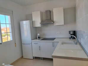 Fridge, microwave, oven, stovetop - Apartment 'Cortijo Amaya' with Mountain View, Private Garden and Wi-Fi (Torrox)