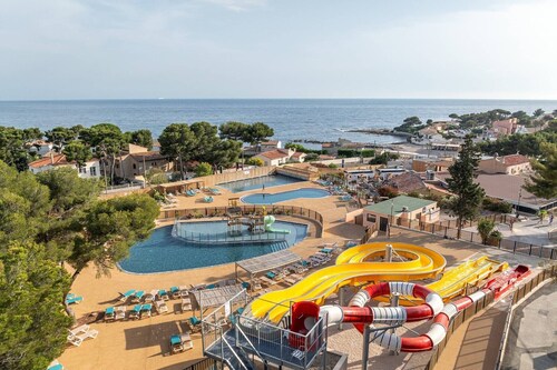 Mobile Home 'Camping Lou Soulei 218' with Sea View, Shared Pool and Air Conditioning