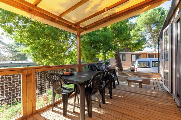 Outdoor dining - Mobile Home 'Camping Lou Soulei 218' with Sea View, Shared Pool and Air Conditioning (Carry-le-Rouet)