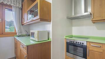 Een koelkast, een magnetron, een oven, een kookplaat