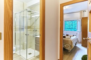 Douche, séchoir à cheveux, serviettes fournies