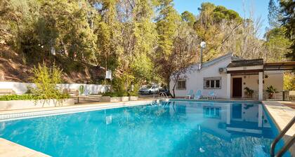 Country House 'Casa Arroyo Colmenar' with Mountain View, Pool and Air Conditioning