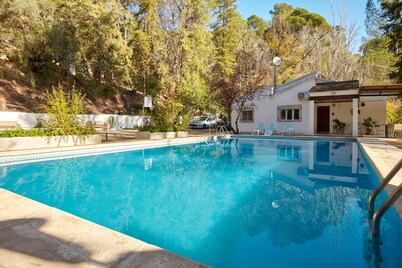 Country House 'Casa Arroyo Colmenar' with Mountain View, Pool and Air Conditioning
