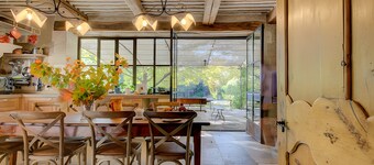 Country House 'Mas Des Cigales Et Roulotte Lambesc' with Private Pool, Wi-Fi and Air Conditioning