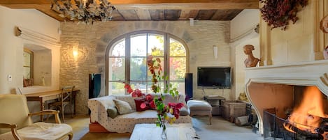 Una televisión, una chimenea, una mesa de tenis de mesa