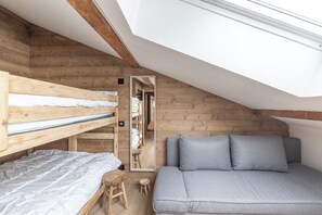 2 bedrooms, iron/ironing board, free WiFi