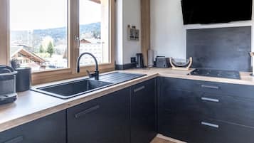 Réfrigérateur, micro-ondes, four, plaque de cuisson