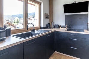 Geladeira, micro-ondas, fogão, cooktop