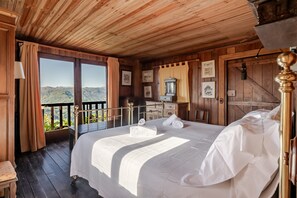 7 bedrooms, iron/ironing board, free WiFi, bed sheets