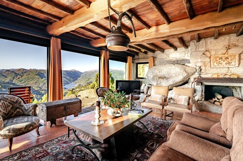 Holiday Home 'Casa Do Gêres' with Lake View, Private Pool and Wi-Fi