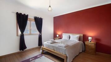 3 bedrooms, iron/ironing board, free WiFi, bed sheets