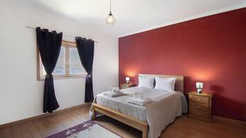 3 bedrooms, iron/ironing board, free WiFi, bed sheets