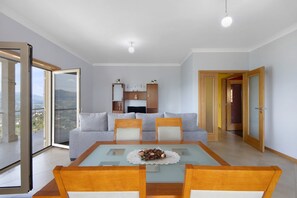 Interior - Holiday Home 'Sousa's House - Alojamento Local' with Mountain View, Private Terrace and Wi-Fi (São Romão de Aregos)
