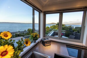 Interior - Rotorua Serenity Lakeview Retreat (Rotorua)