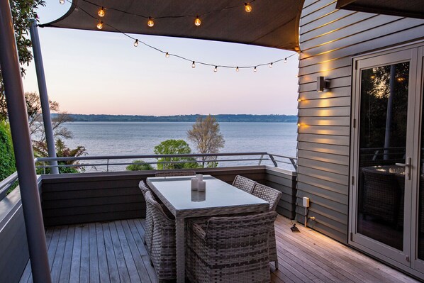 Outdoor dining - Rotorua Serenity Lakeview Retreat (Rotorua)