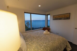 3 bedrooms, iron/ironing board, WiFi, bed sheets - Rotorua Serenity Lakeview Retreat (Rotorua)
