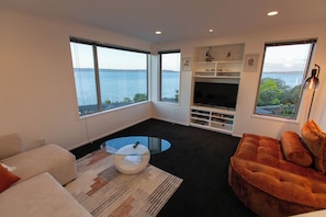 Living area - Rotorua Serenity Lakeview Retreat (Rotorua)