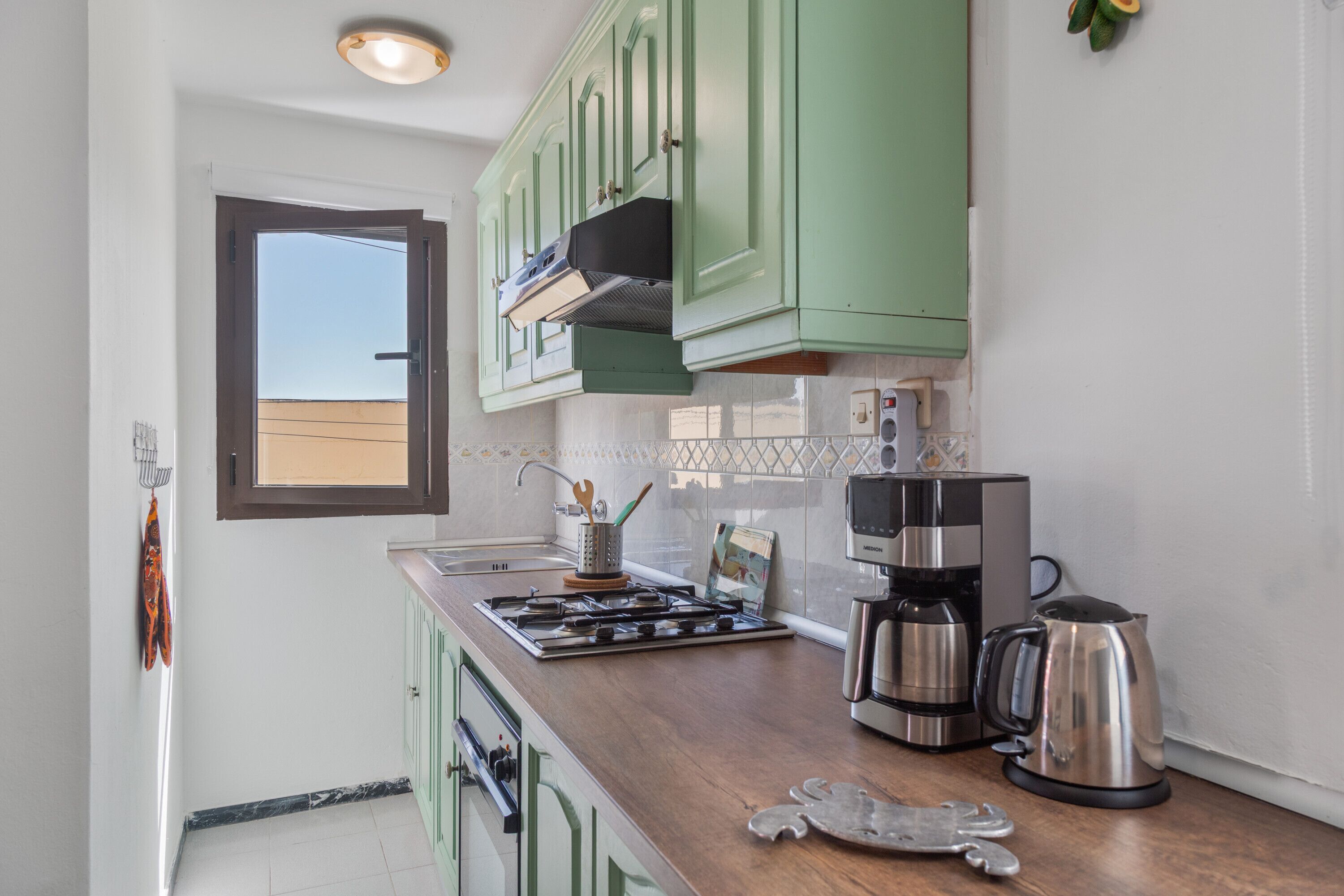 Jääkaappi, mikroaaltouuni, uuni, liesi