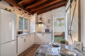 Kylskåp, mikrovågsugn, spishäll och kaffe- och tebryggare