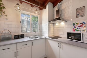 Jääkaappi, mikroaaltouuni, liesi, kahvin-/teenkeitin