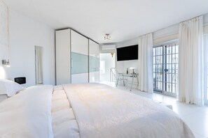 4 bedrooms, iron/ironing board, free WiFi, bed sheets