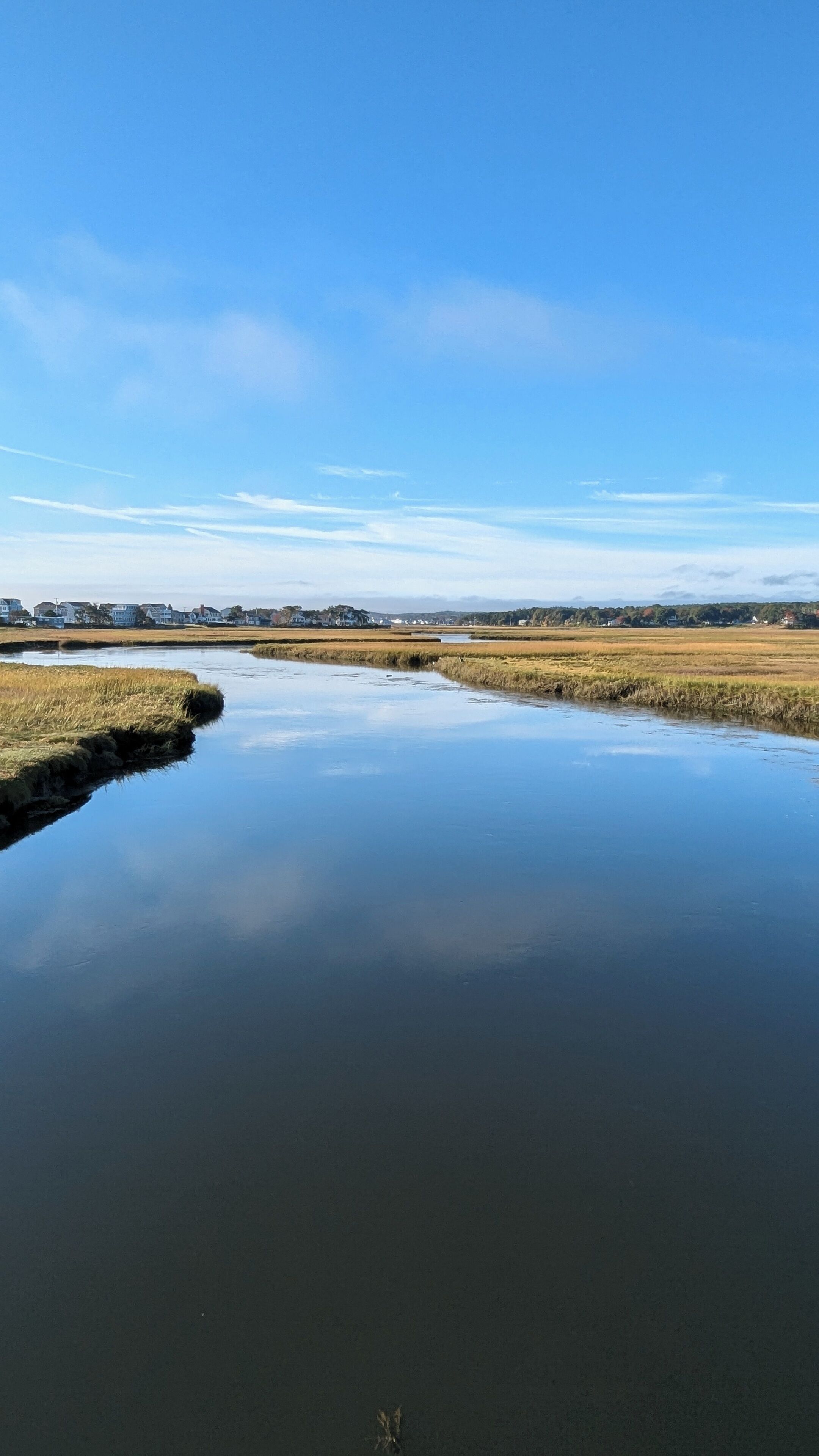 Une rivière paisible sous un ciel dégagé.