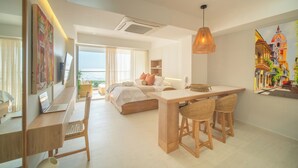 Una habitación de hotel moderna con cama, escritorio y zona de comedor.