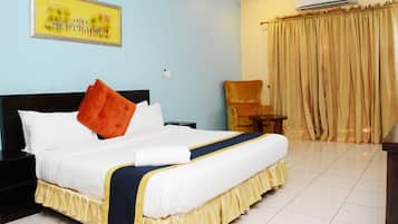 Luxury Suite | Desk, laptop workspace, free WiFi