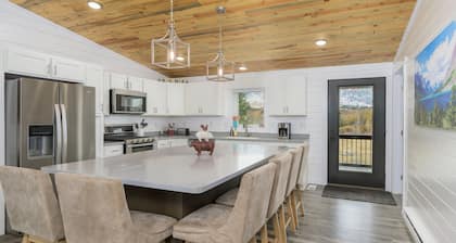 Fall Mountain Views, Fire Pit, Hunters Welcome!
