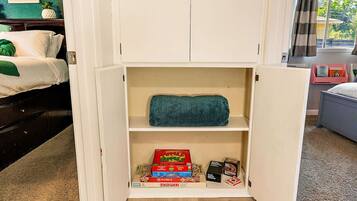 3 habitaciones, escritorio y tabla de planchar con plancha